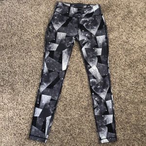 Patterned athletic leggings